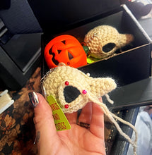 Load image into Gallery viewer, PATTERN: Bird Skull Keychain