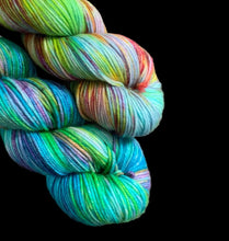 Load image into Gallery viewer, Unicorns VS. Narwhals- Essential DK
